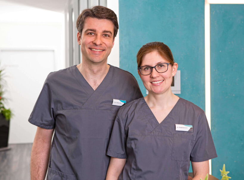 Das Team der MKG Chirurgie Weiden Dr. med. Dr. med. dent. Tobias Ach und Zahnärztin Dr. Stephanie Ach